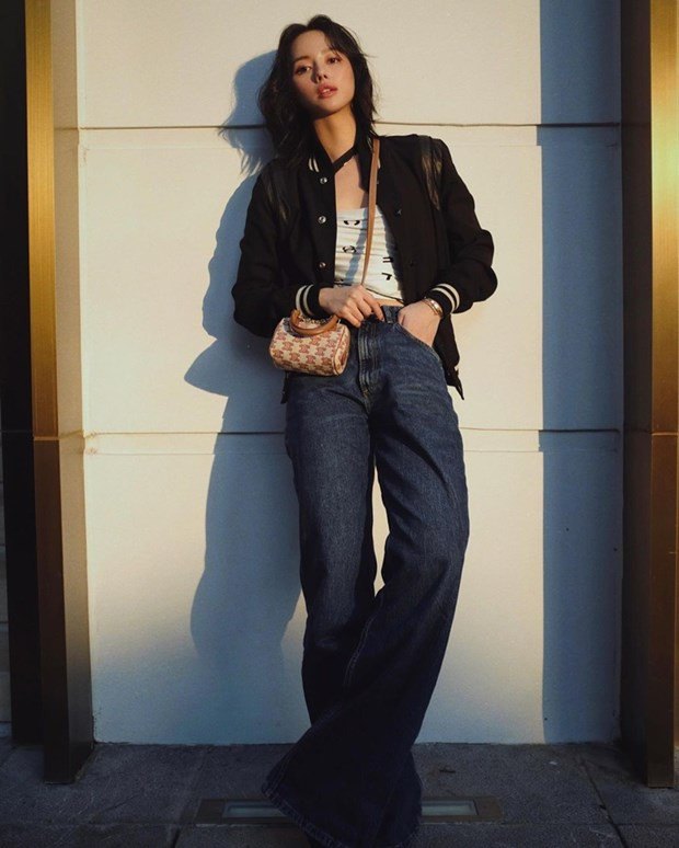  Khánh Linh chứng tỏ gu thời trang sành sỏi ngay với set đồ đậm chất street style. Cô nàng mix áo Chanel cùng áo khoác bomber đen, kết hợp quần jeans ống loe và túi mini của Celine.