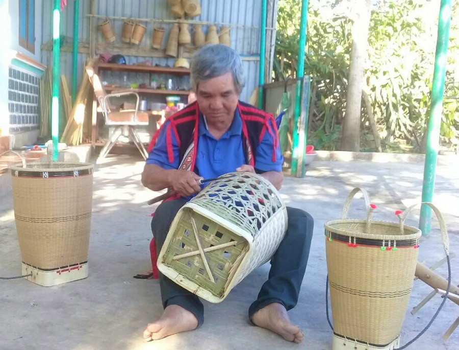 Ông Ram cho biết, ông thường đan 2 loại gùi: nan khít và nan thưa. Ảnh: R'Ô Hok