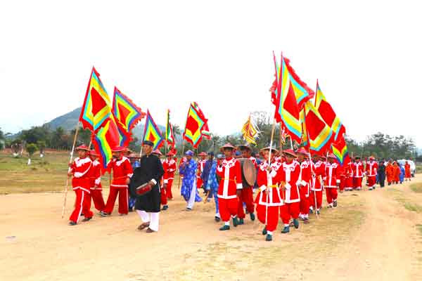 Lễ rước Sắc thần từ An Khê đình về An Khê trường theo nghi thức truyền thống trong Lễ cúng Quý Xuân. Ảnh: Ngọc Minh