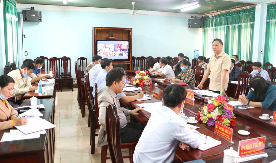 Ban Thường vụ Huyện ủy Chư Sê làm việc với UBND xã Hbông bằng hình thức họp trực tuyến. Ảnh: Quang Tấn