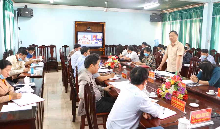 Ban Thường vụ Huyện ủy Chư Sê làm việc với UBND xã Hbông bằng hình thức họp trực tuyến. Ảnh: Quang Tấn