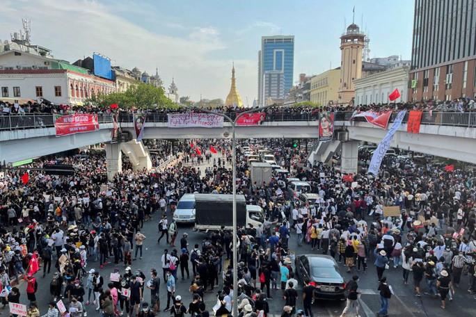 Biểu tình tại TP Yangon. Ảnh: Reuters