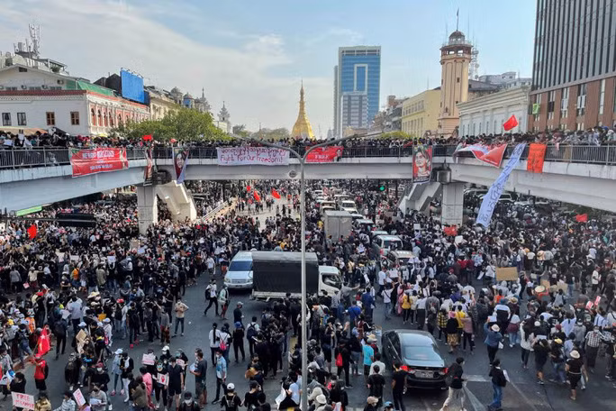 Biểu tình tại TP Yangon. Ảnh: Reuters