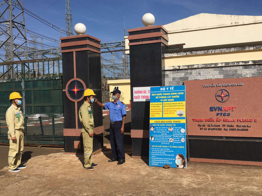 Đo kiểm tra thân nhiệt nhân viên vận hành trước khi vào trạm tại Trạm biến áp 500kV Pleiku 2