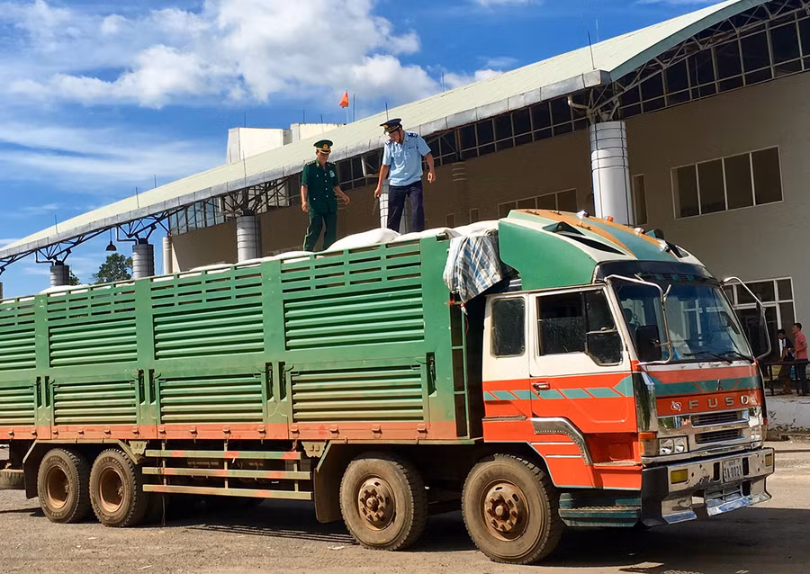 Chi Cục Hải quan Cửa khẩu Quốc tế Lệ Thanh phối hợp với lực lượng Bộ đội Biên phòng kiểm tra hàng hóa xuất nhập khẩu qua biên giới. Ảnh: Hà Duy