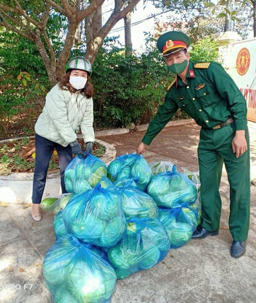 Hơn 2.000 kg rau củ quả đã được gửi đến khu cách ly y tế tập trung của huyện Đak Đoa. Ảnh: Phương Dung Hơn 2.000 kg rau, củ, quả đã được gửi đến Thao trường Huấn luyện của huyện Đak Đoa, nơi đang thực hiện cách ly y tế tập trung. Ảnh: Phương Dung