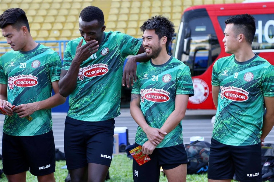 Lee Nguyễn cùng các đồng đội vui vẻ nhận lì xì trước khi bước vào buổi tập. Ảnh: Toàn Cao.