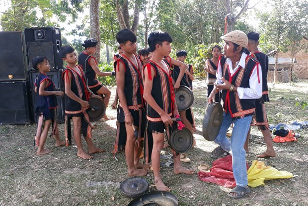 Ông A Thui hướng dẫn đội cồng chiêng nhí biểu diễn tại Lễ hội cúng Nước Giọt. (Ảnh: Khoa Chương/TTXVN) Ông A Thui hướng dẫn đội cồng chiêng nhí biểu diễn tại Lễ hội cúng Nước Giọt. (Ảnh: Khoa Chương/TTXVN)