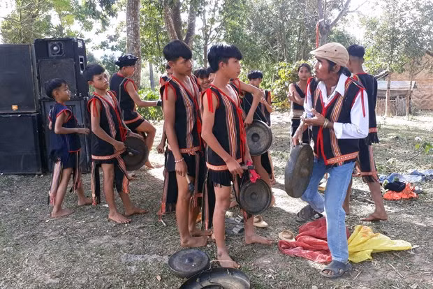 Ông A Thui hướng dẫn đội cồng chiêng nhí biểu diễn tại Lễ hội cúng Nước Giọt. (Ảnh: Khoa Chương/TTXVN)
