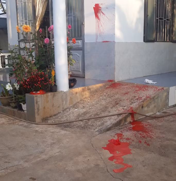 Sơn đỏ bị tạt tung tóe trong đêm mùng 1 Tết