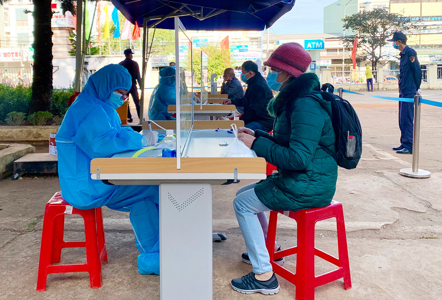  Tất cả công dân đi về từ các địa phương ghi nhận có ca bệnh dương tính với SARS-CoV-2 đều phải thực hiện khai báo, giám sát y tế. Ảnh: Như Nguyện