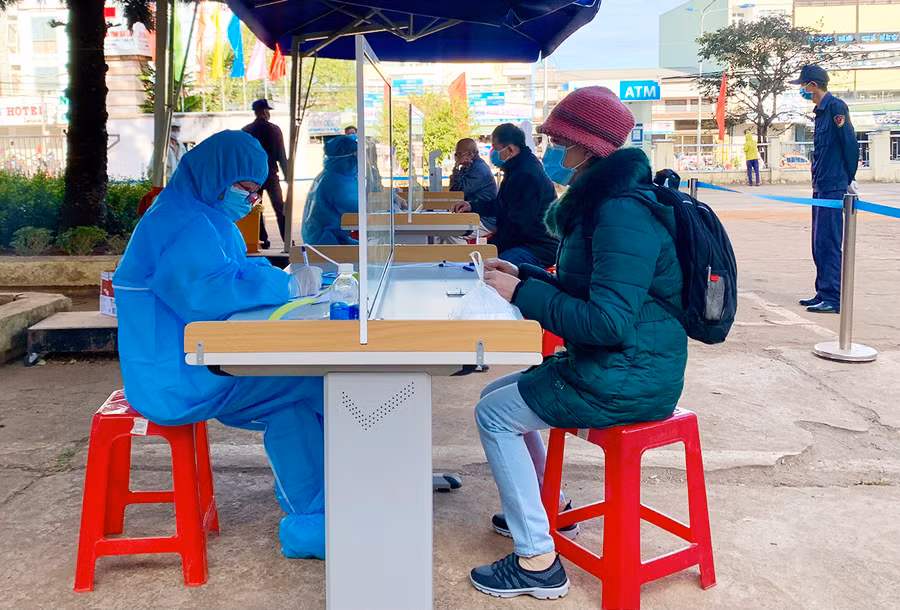  Tất cả công dân đi về từ các địa phương ghi nhận có ca bệnh dương tính với SARS-CoV-2 đều phải thực hiện khai báo, giám sát y tế. Ảnh: Như Nguyện