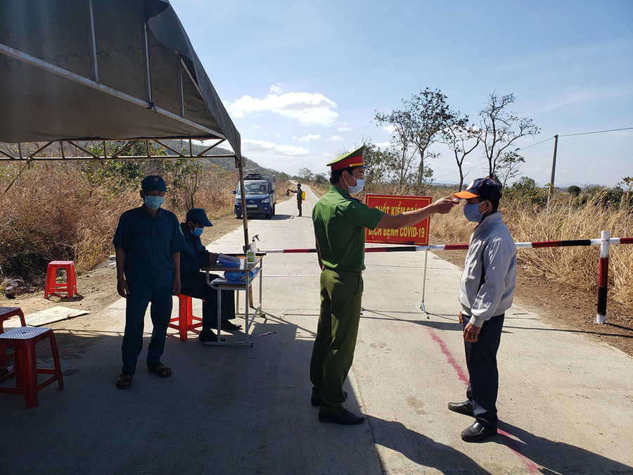 Lực lượng chức năng chốt chặn trên tuyến tỉnh lộ 666-đoạn qua làng Klăh (xã Kon Chiêng, huyện Mang Yang) để phòng-chống dịch Covid-19. Ảnh: Phương Linh  Lực lượng chức năng chốt chặn trên tuyến tỉnh lộ 666-đoạn qua làng Klăh (xã Kon Chiêng, huyện Mang Yang) để phòng-chống dịch Covid-19. Ảnh: Phương Linh