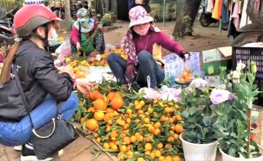 Người dân huyện Đức Cơ chủ động phòng-chống dịch khi mua bán. Ảnh: Đinh Yến Người dân huyện Đức Cơ vừa sắm Tết vừa chủ động phòng-chống dịch. Ảnh: Đinh Yến