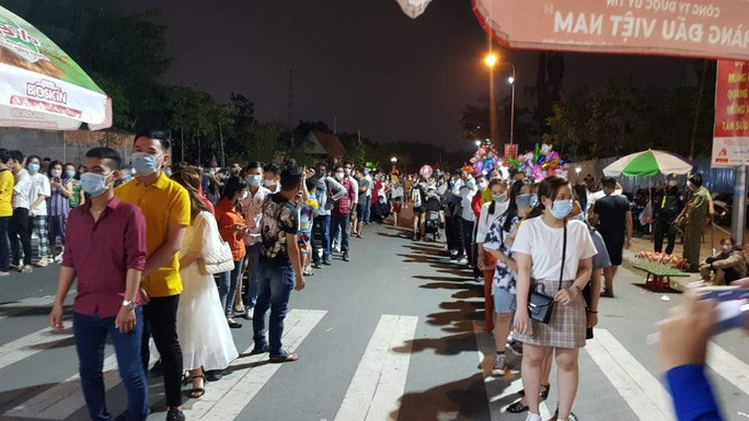 Người dân thực hiện nghiêm về phòng, chống dịch Covid-19 tại đường hoa Cần Thơ