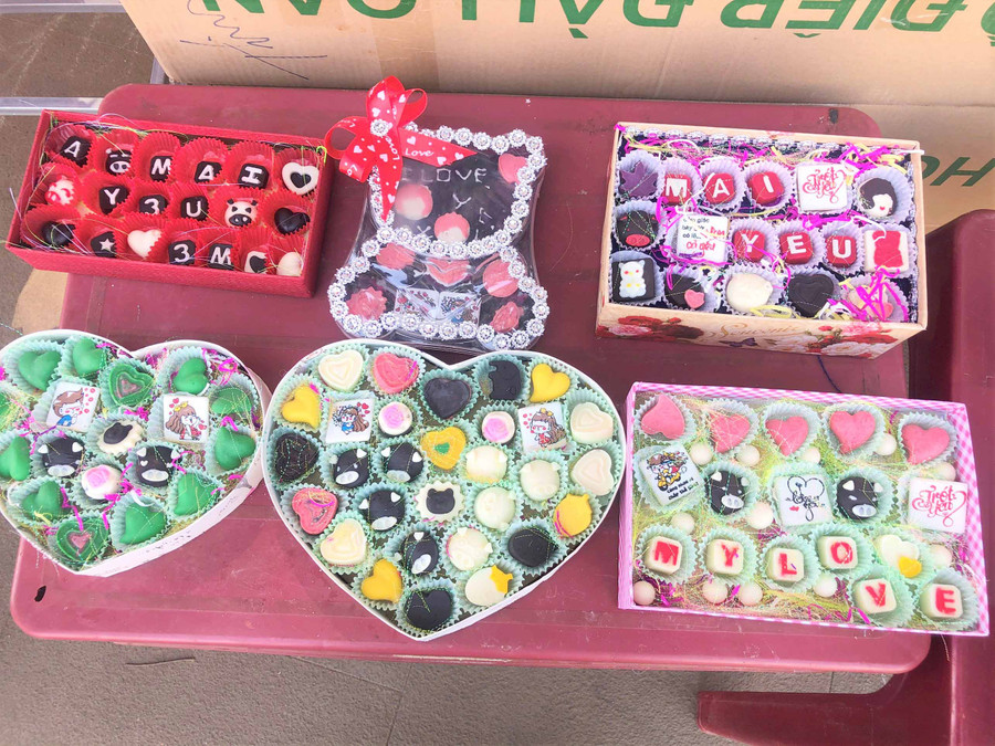 Quà tặng từ socola độc chiếm thị trường Valentine năm nay. Ảnh: Đinh Yến