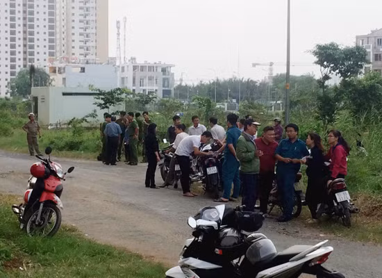 Hơn 16 giờ 30 phút, lực lượng chức năng vẫn đang phong tỏa hiện trường, tiến hành lấy lời khai.