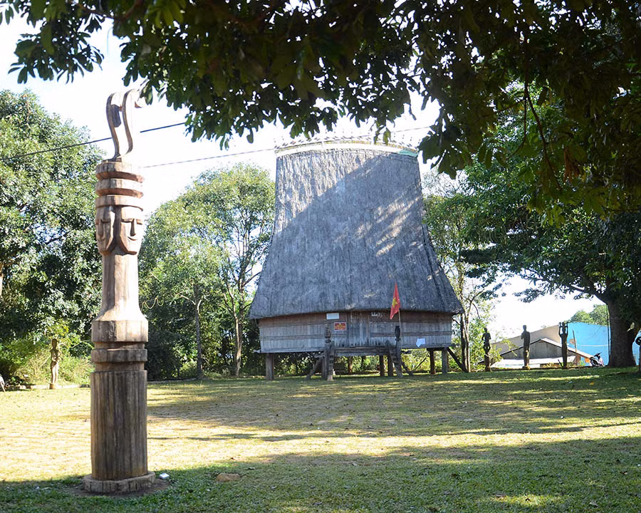  Nhà rông làng Ốp. Ảnh: P.V