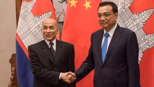 Quốc vương Campuchia Norodom Sihamoni và Thủ tướng Trung Quốc Lý Khắc Cường. Quốc vương Campuchia Norodom Sihamoni và Thủ tướng Trung Quốc Lý Khắc Cường.