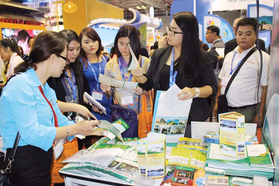 Du khách tìm hiều về các tour du lịch Gia Lai tại Hội chợ Du lịch Quốc tế TP. Hồ Chí Minh lần thứ 12. Ảnh: P.L