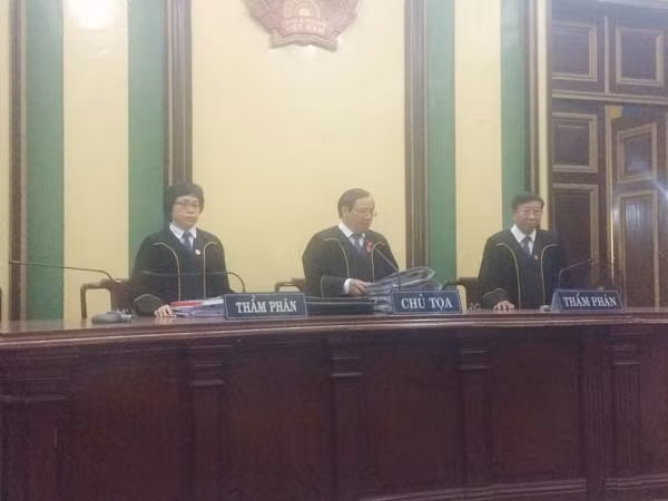 Các thẩm phán của TAND TPHCM trong trang phục mới khi xét xử.