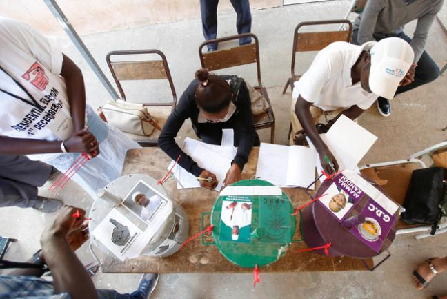 Các cử tri sẽ bỏ phiếu trong phòng kín và chỉ được thả một viên bi duy nhất vào thùng. Trong mỗi thùng đều có lắp chuông để mỗi khi có viên bi nào được thả vào thùng, chuông sẽ kêu lên để báo hiệu rằng đã có người vừa hoàn tất quá trình bỏ phiếu. Quy trình này nhằm tránh hiện tượng bỏ phiếu nhiều lần và gian lận trong bầu cử.