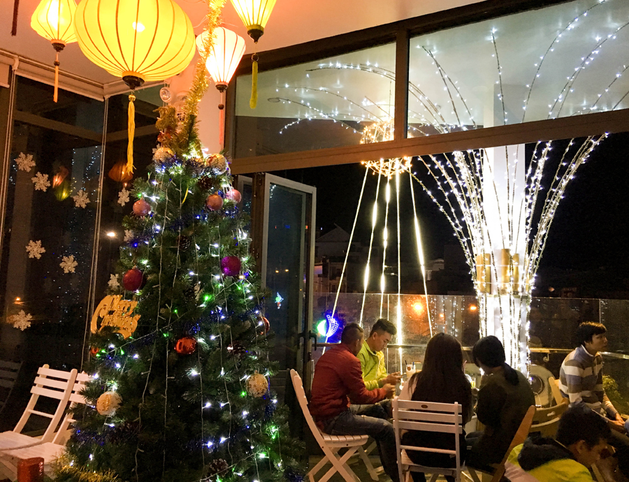 Mọi người vừa cùng nhau hàn huyên trò chuyện vừa thả hồn cảm nhận không khí của một mùa Giáng sinh ấm áp. Mọi người vừa cùng nhau hàn huyên trò chuyện vừa thả hồn cảm nhận không khí của một mùa Giáng sinh ấm áp.