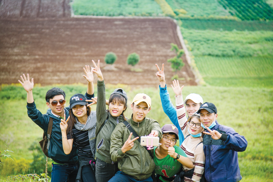 Một nhóm học sinh-sinh viên trong tour chinh phục đỉnh Chư Đăng Ya (huyện Chư Pah). Ảnh: Phan Hùng Cường Một nhóm học sinh-sinh viên trong tour chinh phục đỉnh Chư Đăng Ya (huyện Chư Pah). Ảnh: Phan Hùng Cường