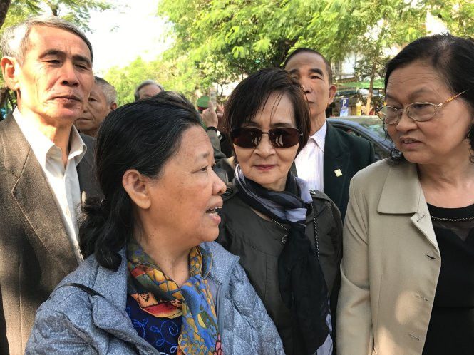 Cô Mỹ (trái) ôn lại những kỷ niệm về Cuba khi đang xếp hàng chờ vào sứ quán Cuba tưởng nhớ lãnh tụ Fidel Castro.