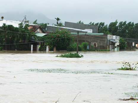 Lũ gây cô lập nhiều khu dân cư ở Bình Định. Lũ gây cô lập nhiều khu dân cư ở Bình Định.