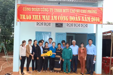 2 anh tin ha duc thanh- Dân làng và Công đoàn Công ty Chư Prông chung vui với gia đình anh Rmah Grăng (anh nguon rubbergroup.vn)