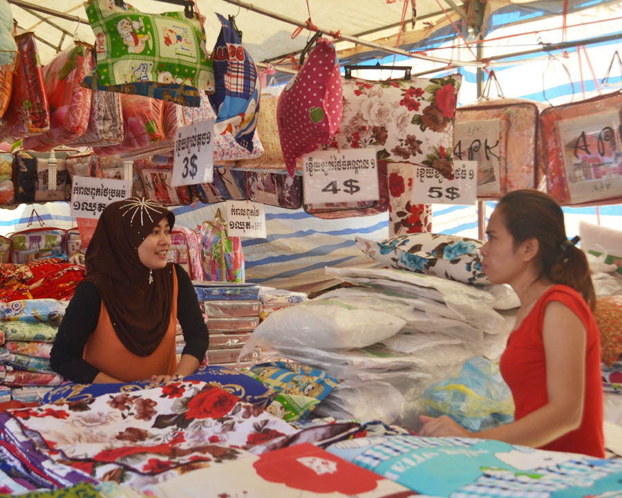 Khách mua sắm tại phiên chợ. Ảnh: L.L Khách mua sắm tại phiên chợ. Ảnh: L.L