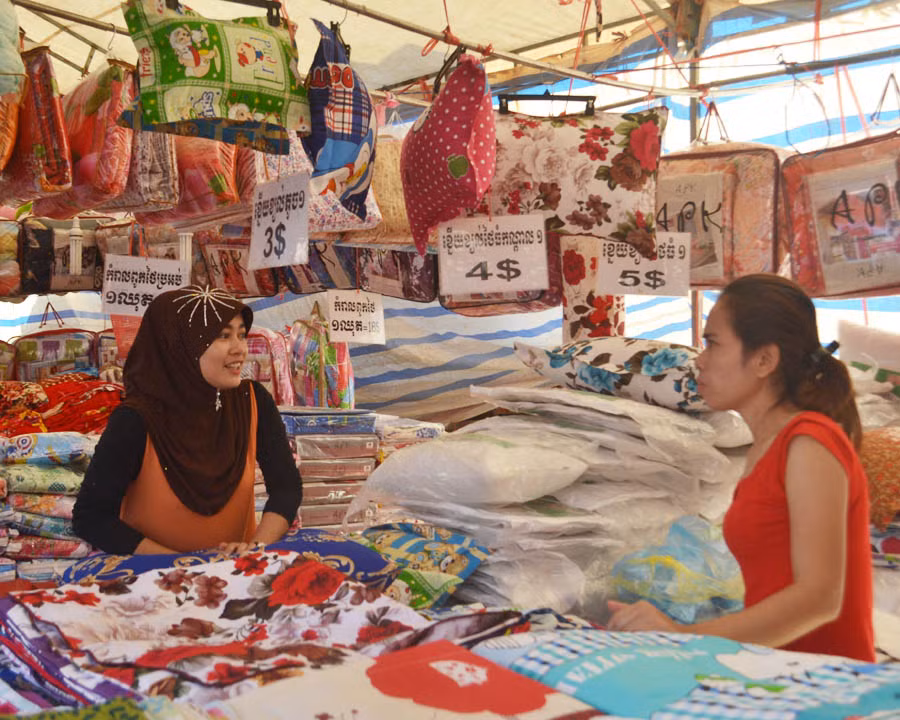  Khách mua sắm tại phiên chợ. Ảnh: L.L