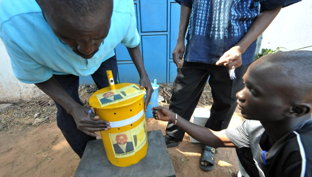 Các thùng bầu cử được chuẩn bị kỹ càng trước khi đưa vào phòng kín.