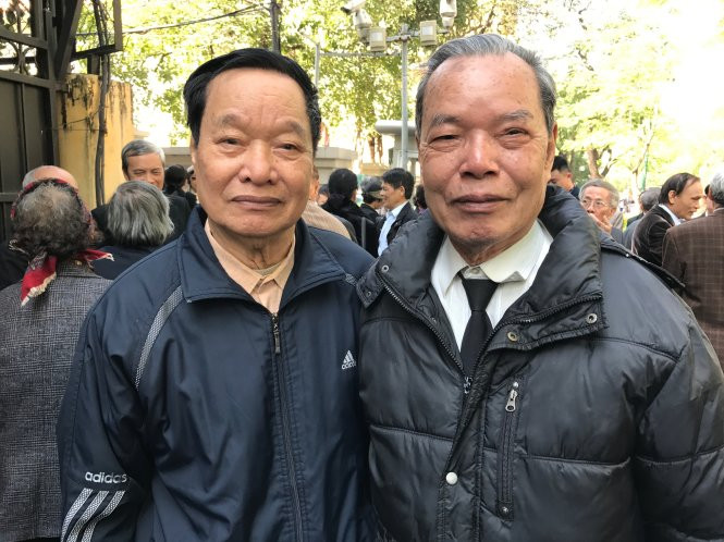 Ông Nguyễn Anh Kiêu (trái) và ông Cao Khắc Thuận gặp lại nhau khi cùng đi dự lễ viếng lãnh tụ Fidel Castro tại sứ quán Cuba ở Hà Nội sáng 28-11.