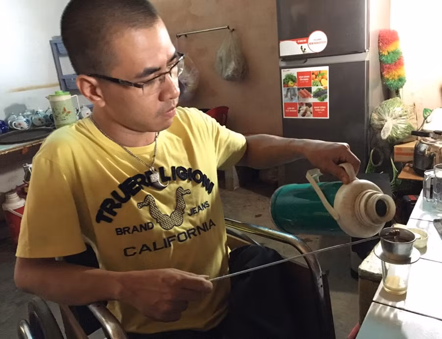 Anh Đặng Tiến Tam đang pha chế cà phê một cách thành thục. Ảnh: N.T