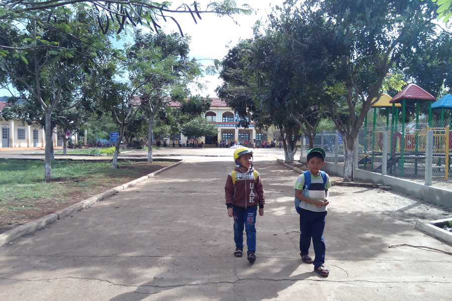 Nhân lúc vắng hiệu trưởng, nhân viên tiếp thị đã vào tận lớp học chào mời bán sách. Ảnh: M.N