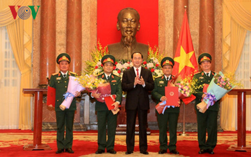 Chủ tịch nước Trần Đại Quang trao Quyết định thăng quân hàm cho 4 sĩ quan quân đội Chủ tịch nước Trần Đại Quang trao Quyết định thăng quân hàm cho 4 sĩ quan quân đội