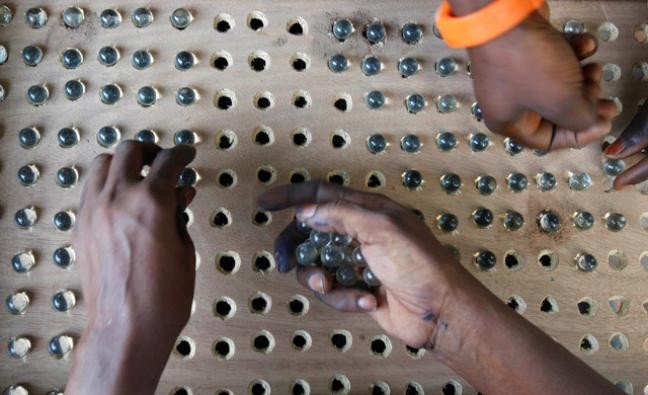 Cơ quan phụ trách bầu cử Gambia cho biết đây là hình thức bầu cử “minh bạch, công khai và đáng tin cậy” vì cho phép cả những người không biết chữ cũng có thể tham gia bầu tổng thống. Ngoài ra, nhiều người còn cho rằng hệ thống bầu cử này khá đơn giản và ít tốn kém cho chính phủ.