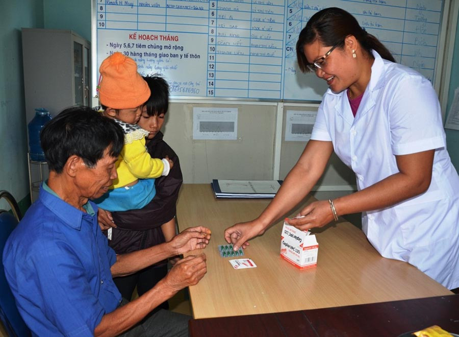 Khám bệnh và phát thuốc cho người dân. Ảnh: Đ.P Khám bệnh và phát thuốc cho người dân. Ảnh: Đ.P