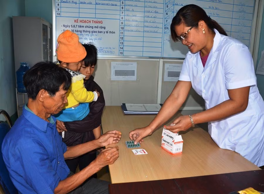  Khám bệnh và phát thuốc cho người dân. Ảnh: Đ.P