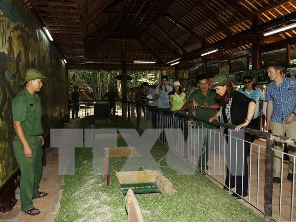 Tổng thống nước Cộng hòa Argentina Cristina Fernandez Kirchner tham qua khu di tích địa đạo Củ Chi. (Ảnh: Thanh Vũ/TTXVN) Tổng thống nước Cộng hòa Argentina Cristina Fernandez Kirchner tham qua khu di tích địa đạo Củ Chi. (Ảnh: Thanh Vũ/TTXVN)