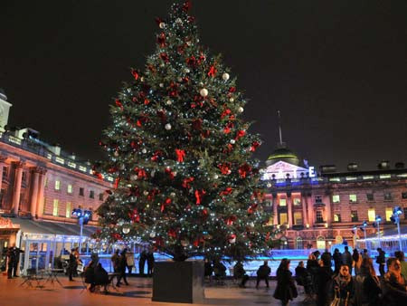 Quang cảnh Giáng sinh tráng lệ ở tòa nhà Somerset House, London, nước Anh.