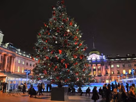 Quang cảnh Giáng sinh tráng lệ ở tòa nhà Somerset House, London, nước Anh.