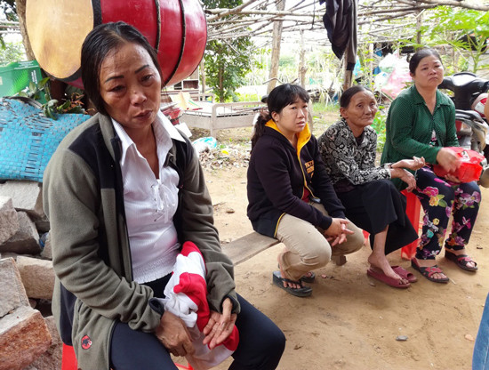 Bà con xã Hàm Thắng bàng hoàng, đau xót khi một lúc có 3 trẻ nhỏ bị đuối nước. Bà con xã Hàm Thắng bàng hoàng, đau xót khi một lúc có 3 trẻ nhỏ bị đuối nước.