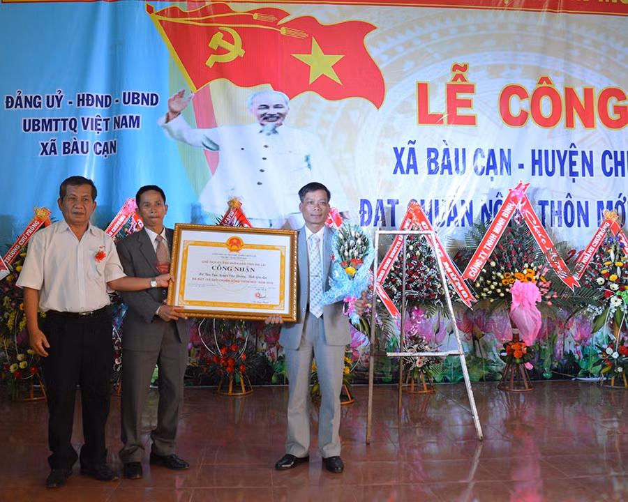  Lãnh đạo xã Bàu Cạn đón nhận bằng công nhận nông thôn mới. Ảnh: Anh Huy