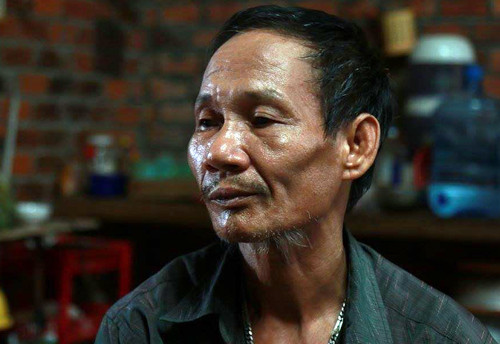 Ông Có buồn bã khi ngôi nhà của mình đổ sập, 4 người hàng xóm bị chôn vùi, tử vong.