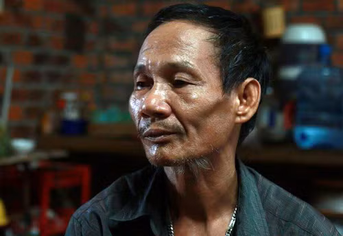 Ông Có buồn bã khi ngôi nhà của mình đổ sập, 4 người hàng xóm bị chôn vùi, tử vong.