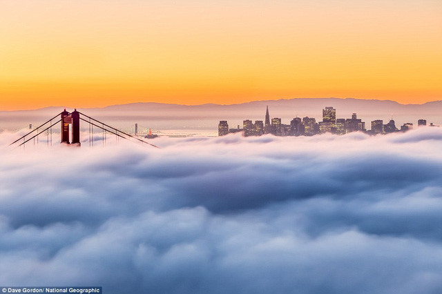 Vẻ đẹp kỳ ảo của cầu Cổng Vàng ở San Francisco, California, Mỹ, trong làn sương trắng bồng bềnh ngày mới. Vẻ đẹp kỳ ảo của cầu Cổng Vàng ở San Francisco, California, Mỹ, trong làn sương trắng bồng bềnh ngày mới.