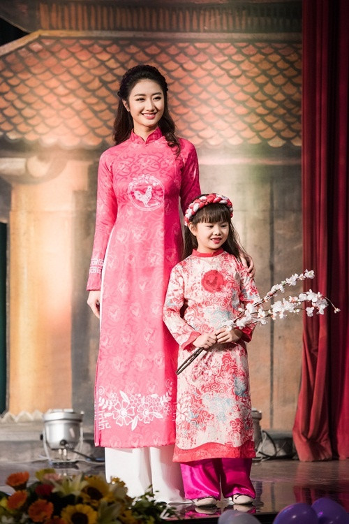 Thu Ngân năm nay 20 tuổi, sinh ra và lớn lên ở Hải Phòng. Cô sở hữu gương mặt khả ái cùng chiều cao 1,7 m, số đo ba vòng 87-59-92. Người đẹp đang là sinh viên ngành Quản trị khách sạn năm thứ nhất tại Thụy Sĩ và thông thạo hai ngoại ngữ Anh, Pháp. Thu Ngân năm nay 20 tuổi, sinh ra và lớn lên ở Hải Phòng. Cô sở hữu gương mặt khả ái cùng chiều cao 1,7 m, số đo ba vòng 87-59-92. Người đẹp đang là sinh viên ngành Quản trị khách sạn năm thứ nhất tại Thụy Sĩ và thông thạo hai ngoại ngữ Anh, Pháp.